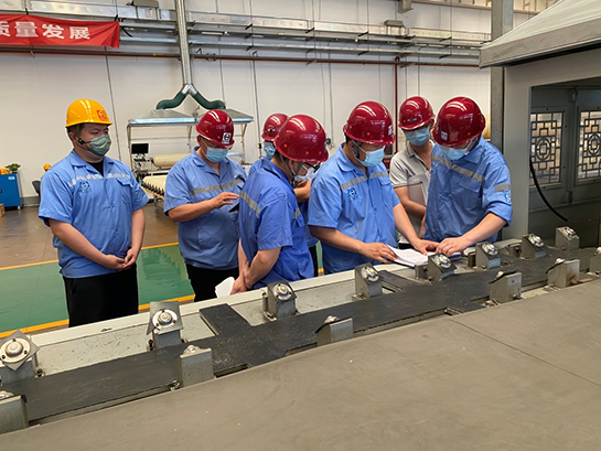 天海工業(yè)黨委書記、董事長李俊杰深入四型瓶車間調(diào)研指導工作 (1).png