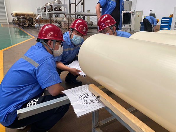 天海工業(yè)黨委書記、董事長李俊杰深入四型瓶車間調(diào)研指導工作 (2).png